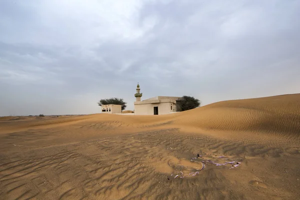 Mezquita en una jaula abandonada cerca de Dubai —  Fotos de Stock
