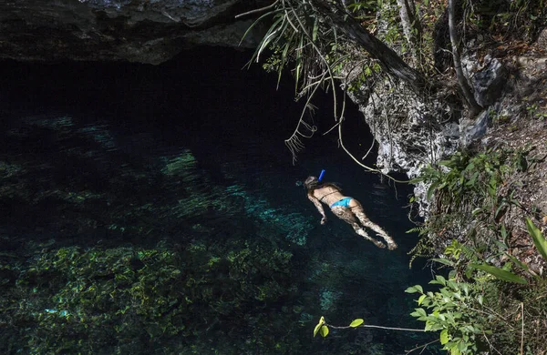 Mulher nadando em um cenote — Fotografia de Stock