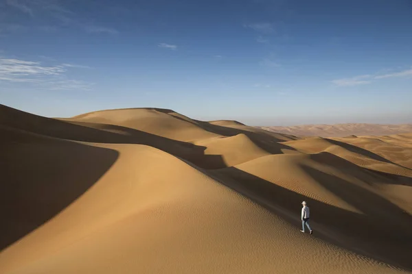 L'uomo che cammina nel deserto — Foto Stock