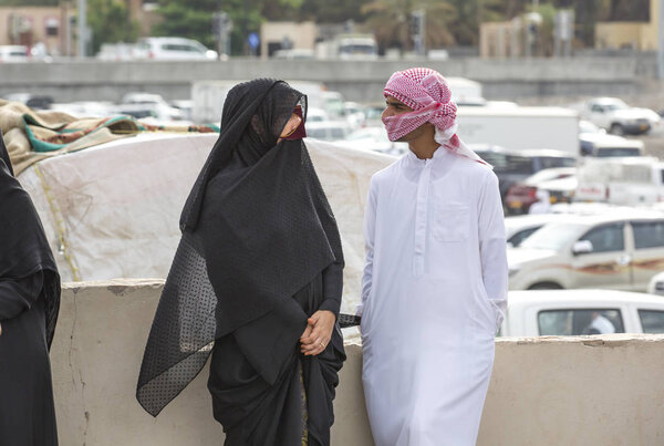 couple talking at the Nizwa market