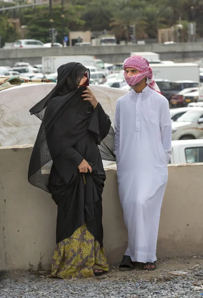 Nizwa markette konuşurken Çift — Stok fotoğraf