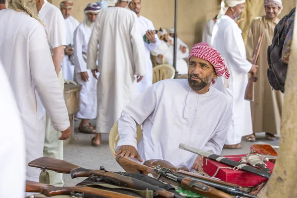 Omani Männer verkaufen Waffen — Stockfoto