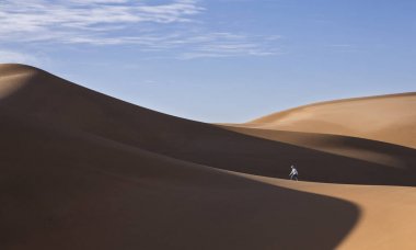 Liwa çöl dunes içinde yürüyen adam