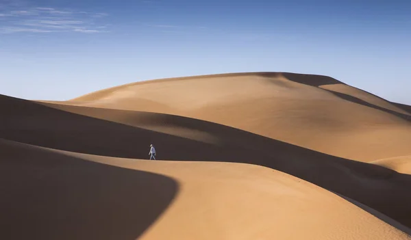 리와 사막의 모래 언덕에서 산책 하는 남자 — 스톡 사진