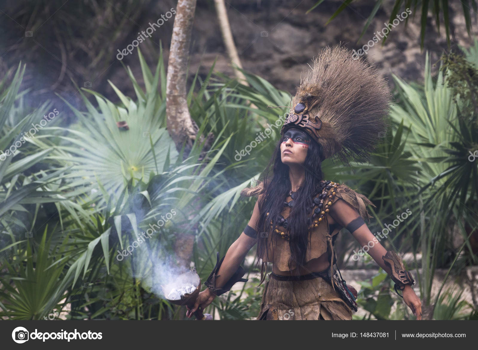Woman in Maya indian costume – Stock Editorial Photo © katiekk #148437081