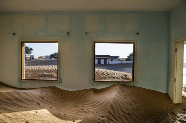 Areia dentro da casa abandonada — Fotografia de Stock