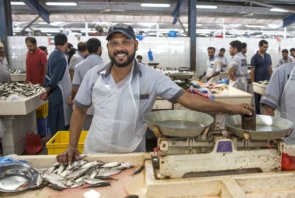 Men selling fish — Stock Photo, Image