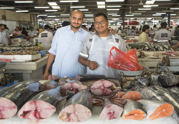 Men selling fish at market — Stock Photo, Image