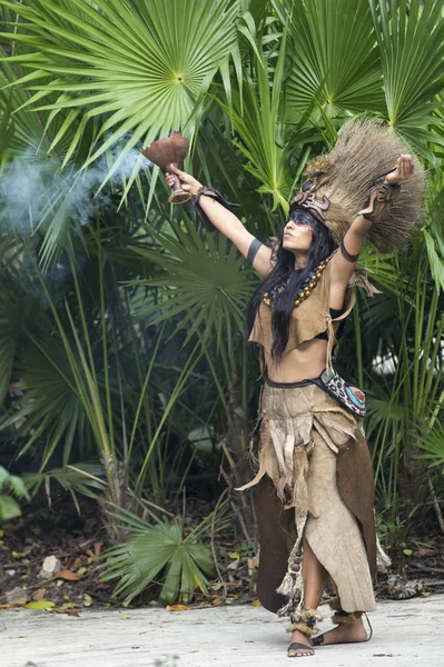 Mulher em traje indígena Maya — Fotografia de Stock