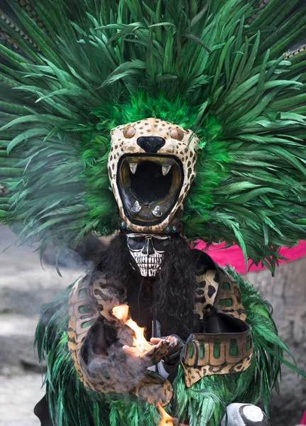 Человек в индейском костюме майя — стоковое фото