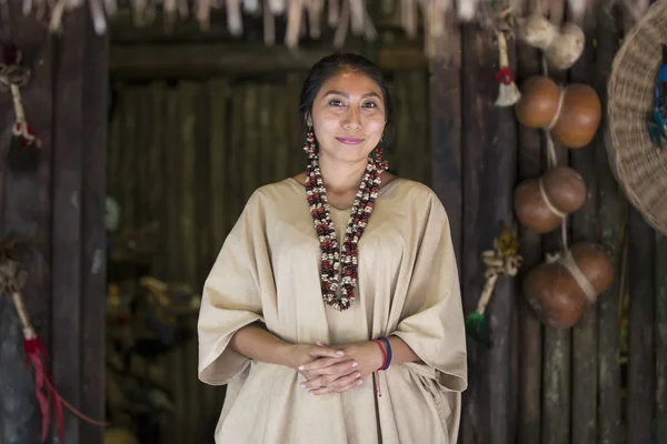 Женщина в индейском костюме майя — стоковое фото
