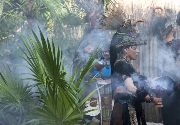 Kvinna i Maya indisk dräkt — Stockfoto
