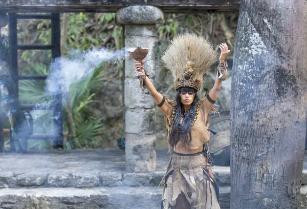 Kobieta w stroju Maya — Zdjęcie stockowe