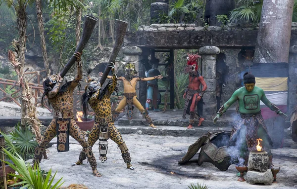 Männer in Maya-Indianerkostümen — Stockfoto