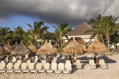 Tulum kumsalda güneşlenme sandalyeli