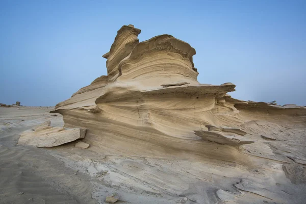 在附近阿布扎比沙漠砂地层 — 图库照片