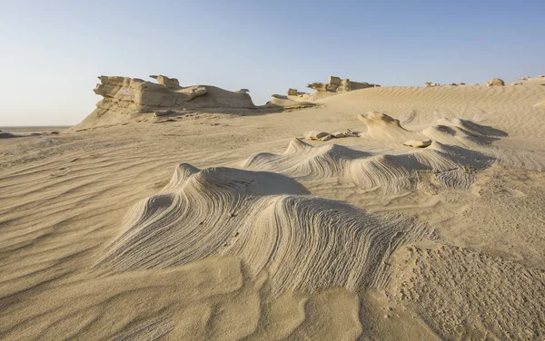 在附近阿布扎比沙漠砂地层 — 图库照片