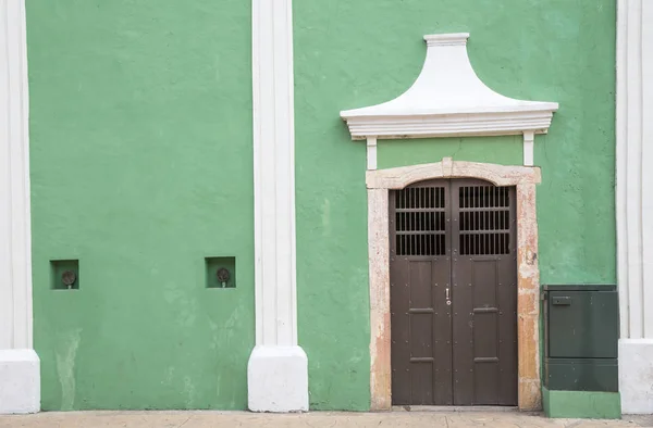 Ancient building with white columns — Stock Photo, Image