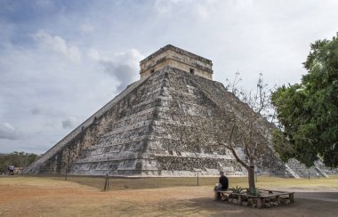 turistler yakınındaki antik Chichen Itza Piramidi