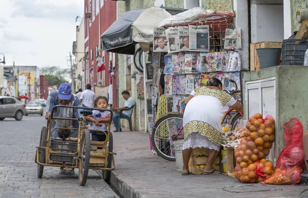 Gente en la vieja calle mexicana durante el día — Foto de Stock