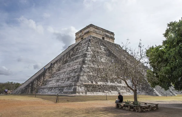 Turistas cerca de antigua pirámide de Chichén Itzá —  Fotos de Stock