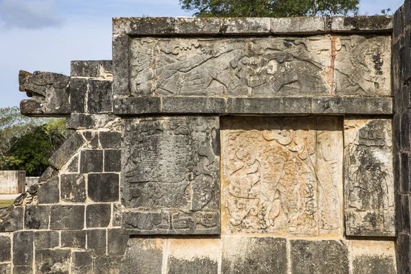 Muralha no sítio antigo da pirâmide de Chichen Itza — Fotografia de Stock