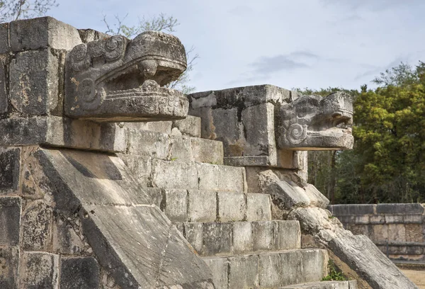 Statues of Chichen Itza pyramid in Yukatan — Stock Photo, Image