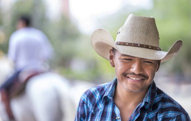 kovboy şapkalı bir ranch at 