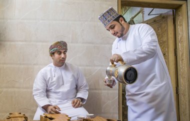 omani adam geleneksel kahve servisi qahwa başka bir oma için aradı