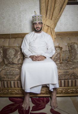 omani adam dinleniyor