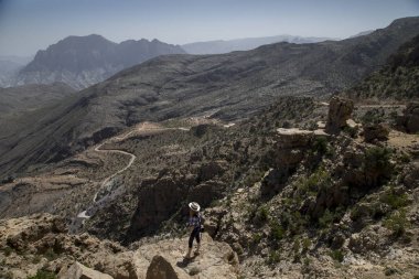 kadın Umman dağlarda