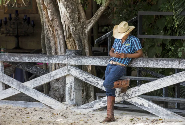 Cowboy i hatt på en ranch — Stockfoto