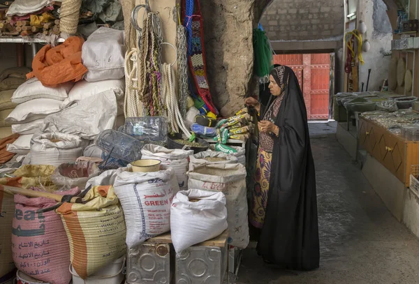 Женщина из Омана делает покупки на рынке — стоковое фото
