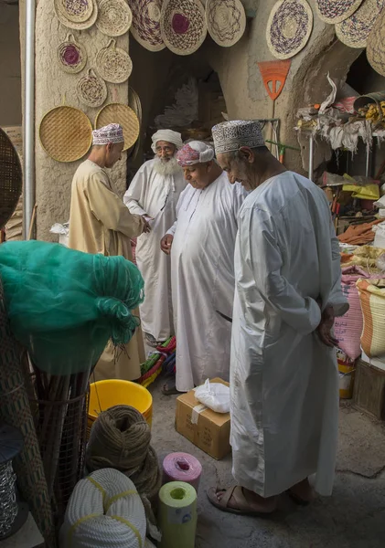 Мужчины из Омана делают покупки на рынке — стоковое фото