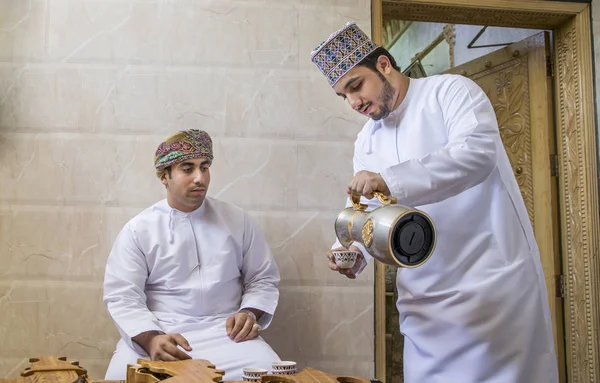 Omani человек, подающий традиционный кофе называется qahwa в другой Ома — стоковое фото