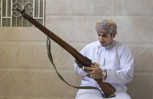 Omani homem com um rifle de caça — Fotografia de Stock