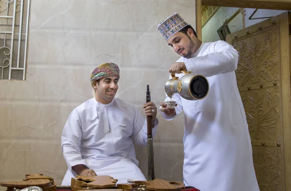 Omani homem servindo café tradicional chamado qahwa para outro oma — Fotografia de Stock