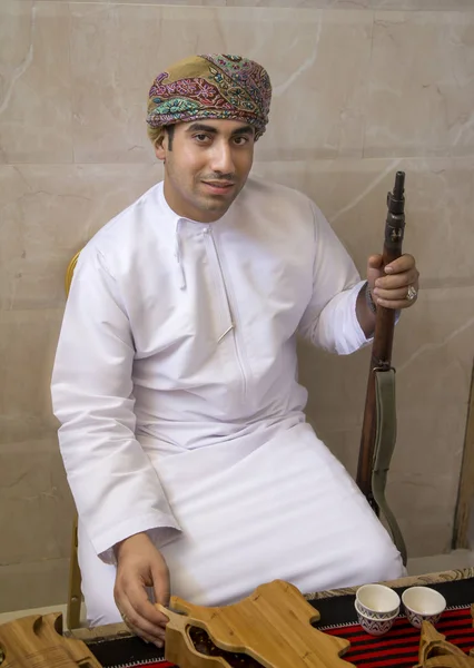 Omani homem com um rifle de caça — Fotografia de Stock