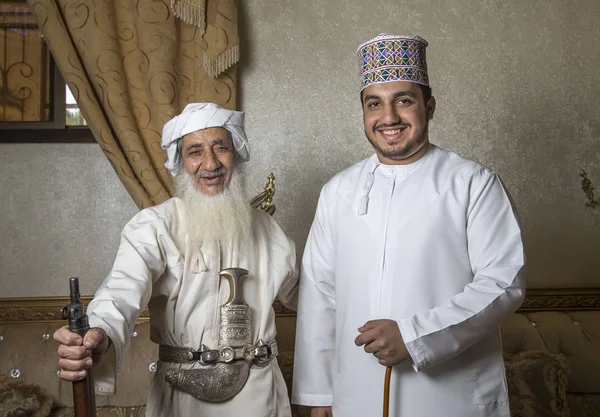 Omani homens em trajes tradicionais — Fotografia de Stock