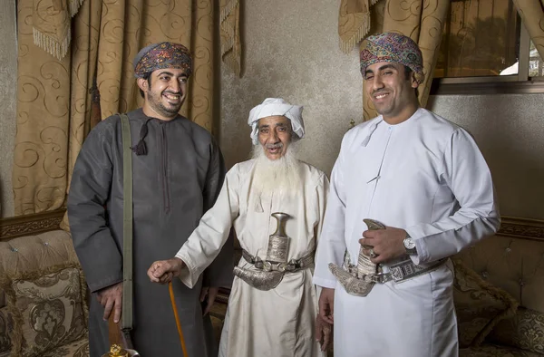 Оманские мужчины в традиционных нарядах — стоковое фото