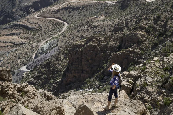 Mujer en las montañas de Omán — Foto de Stock