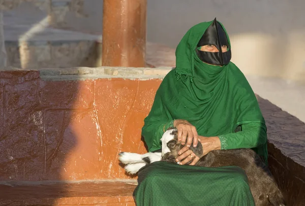 Omani donna in un mercato con una capra bambino — Foto Stock