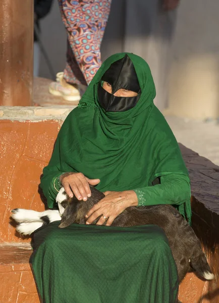 赤ちゃんヤギと市場でオマーンの女性 — ストック写真