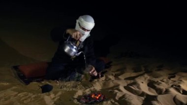 Bir çölde çay yapma Tuareg adam