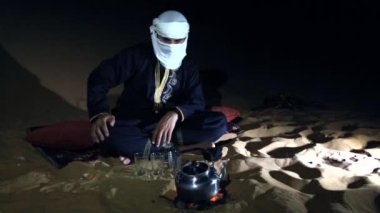 Bir çölde çay yapma Tuareg adam