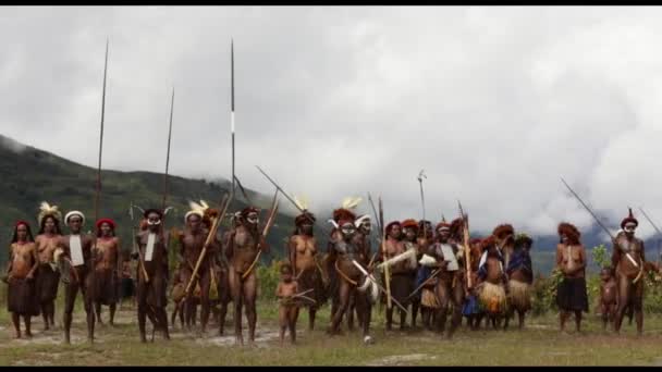 Povo da tribo Dani de Ugem Village — Vídeo de Stock