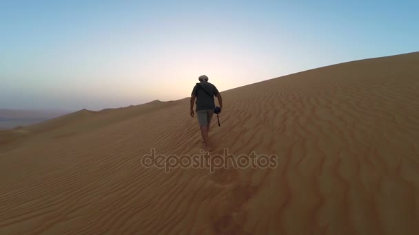 Hombre caminando en las dunas del desierto de Liwa — Vídeos de Stock