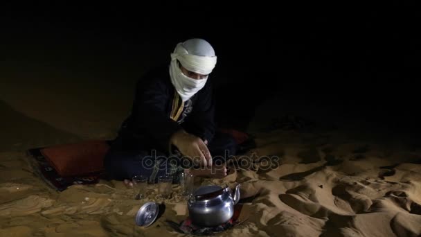 Tuareg 남자는 사막에서 차를 만드는 — 비디오