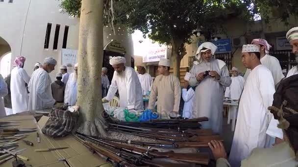 Männer handeln auf einem Markt mit Jagdgewehren — Stockvideo