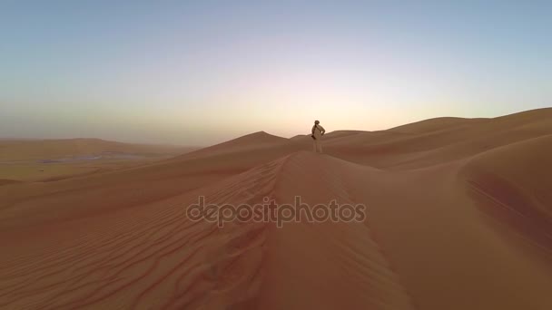 Homem andando em dunas do deserto de Liwa — Vídeo de Stock